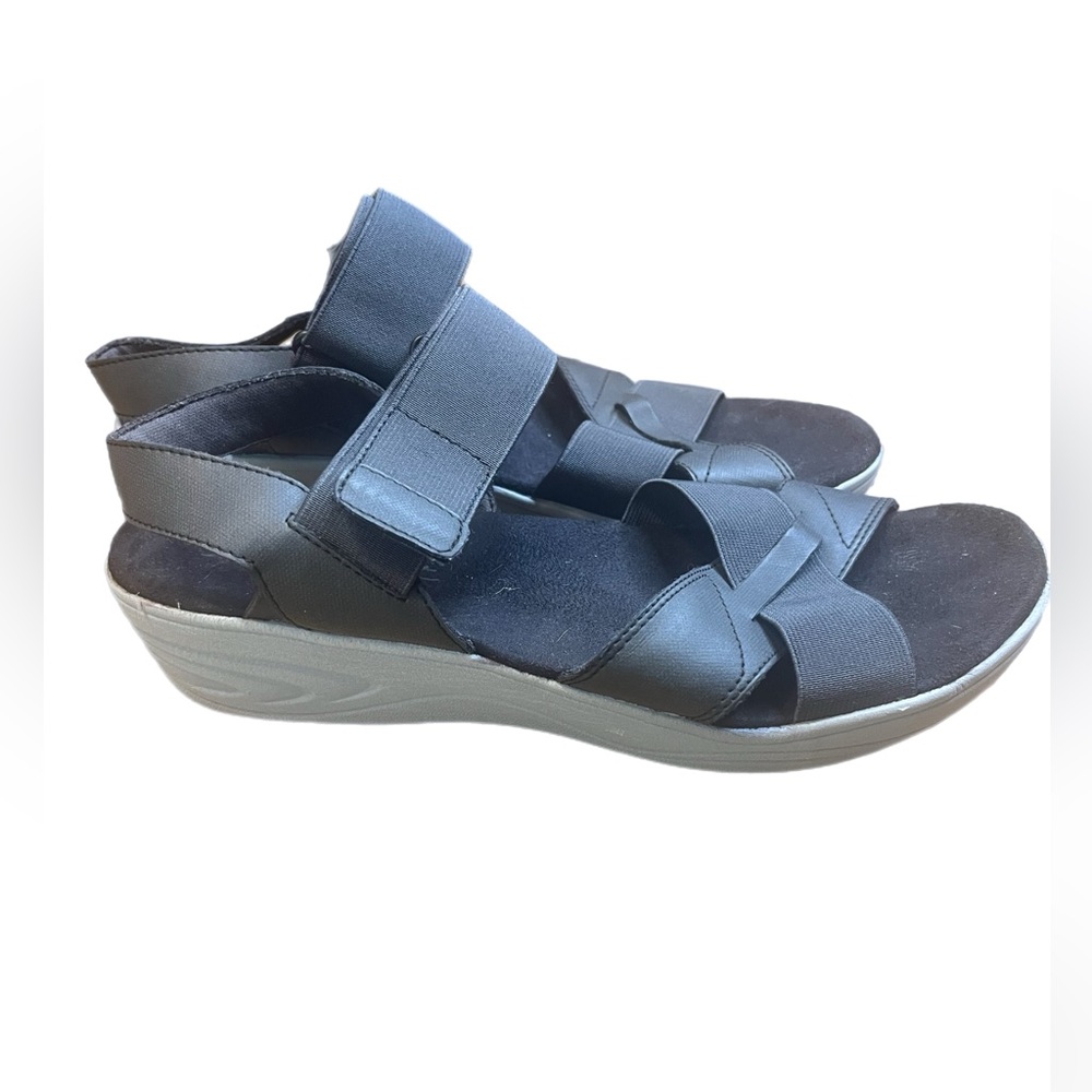 Woman’s Black Strappy lightweight ‘Mattie’ sandals size 9.5 Velcro Comfy